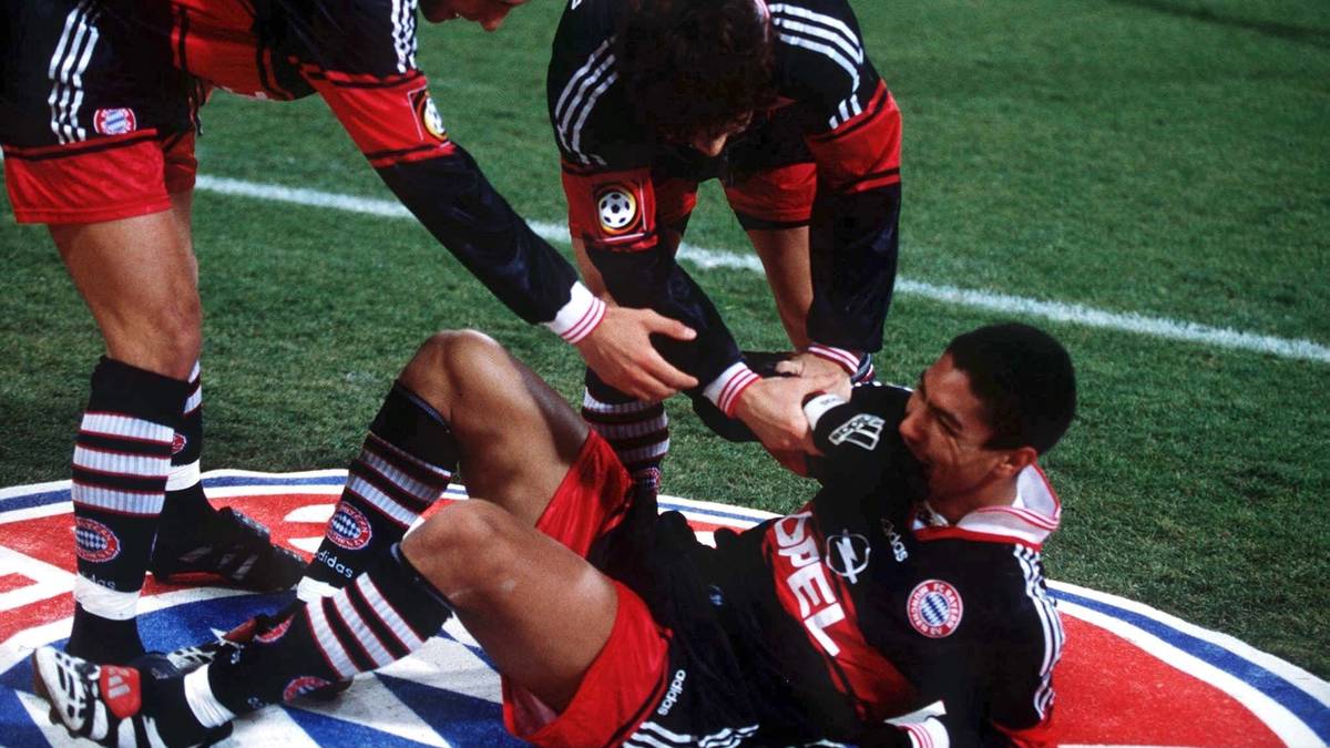 Eine seiner legendärsten Szenen ist der Teppich-Torjubel im Heimspiel gegen den VfL Wolfsburg 1998. Nach seinem Tor zum 2:0 wickelt sich Elber in ein Bayern-Logo am Spielfeldrand ein. Insgesamt wird der Vollblut-Stürmer vier Mal Meister mit den Bayern, holt vier Pokalsiege und gewinnt 2001 die Champions League