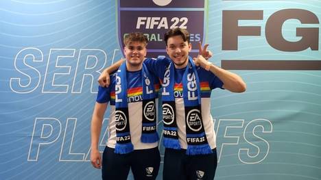 Koray "KKoray_" Kücükgünar (l.) und Benedikt "BeneCR7x" Bauer (r.) verlassen den VfL Bochum