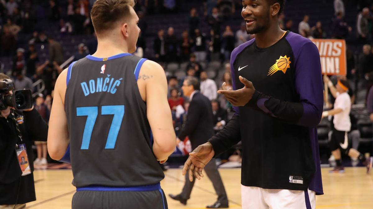DEANDRE AYTON: Schock-Nachricht für den Sophomore und sein Team, die Phoenix Suns. Der Center ist wegen der Einnahme einer verbotenen Substanz für 25 Spiele gesperrt worden. Aus einer Mitteilung der Liga geht hervor, dass der 21 Jahre alte Center positiv auf ein Diuretikum getestet wurde