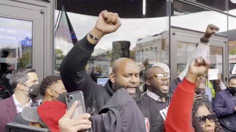 Kyrie Irving will sich nicht impfen lassen und wurde deshalb von den Brooklyn Nets ausgeschlossen. Vor dem ersten Heimspiel des Teams haben Fans in New York demonstriert, wobei es zu Ausschreitungen kam.
