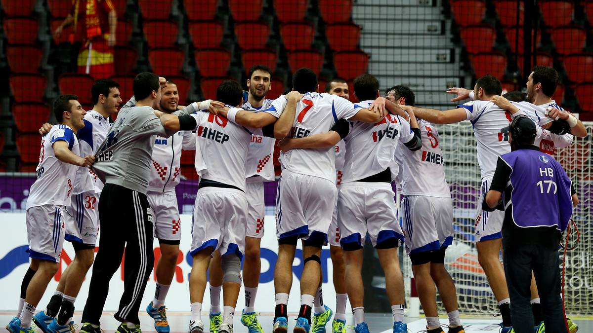 Das Anfeuern hat sich gelohnt. Der WM-Dritte behält gegen Mazedonien die Oberhand und führt einen Freudentanz auf