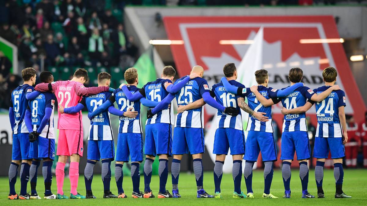 Auch in Berlin, wo die Hertha den VfL Wolfsburg empfängt, halten Spieler und Fans inne
