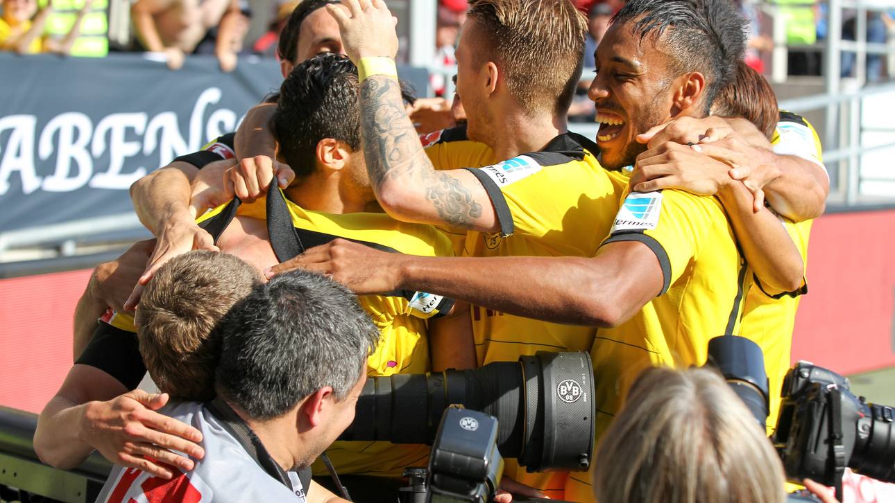 Ginter feiert Tor mit Fotograf