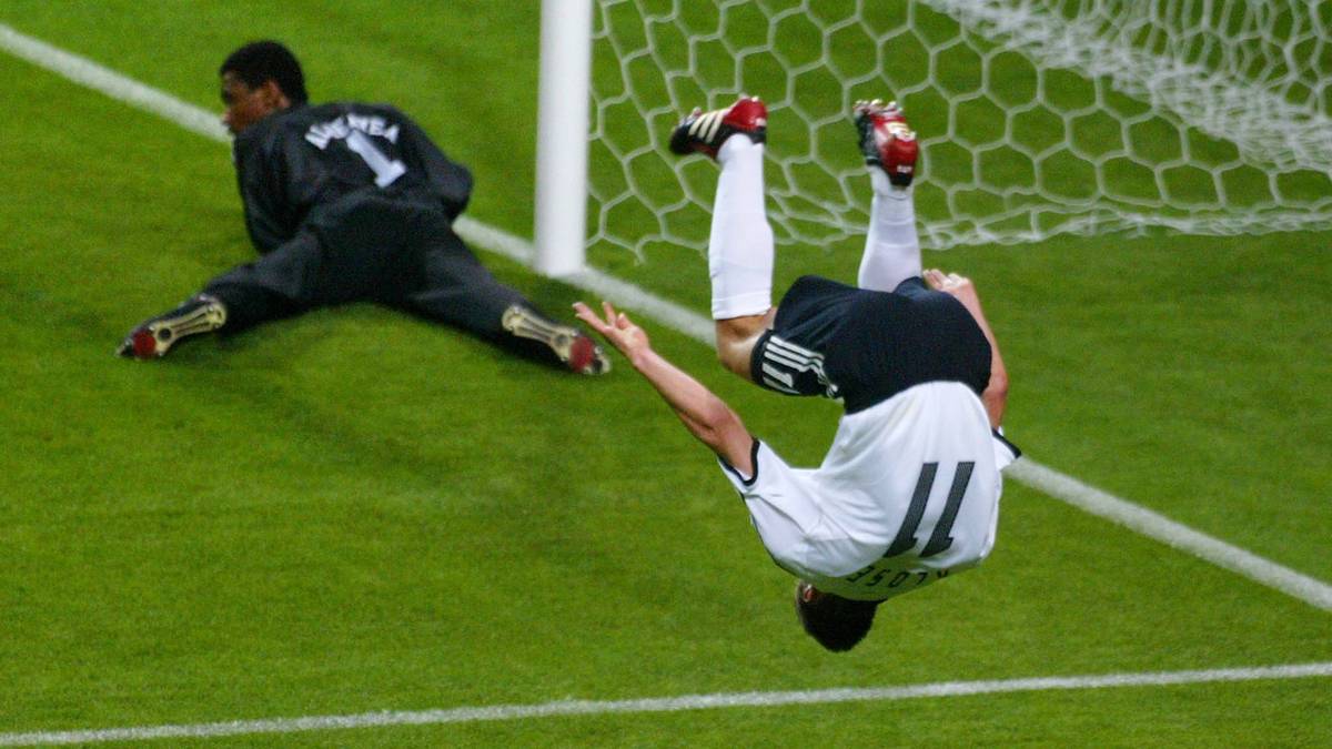 8:0 - SAUDI-ARABIEN (1. Juni 2002): Das Auftaktspiel der deutschen Mannschaft bei der WM 2002 in Japan und Südkorea wird zum Schützenfest. Der Rückenwind aus dieser Partie trägt das DFB-Team überraschend bis ins Finale
