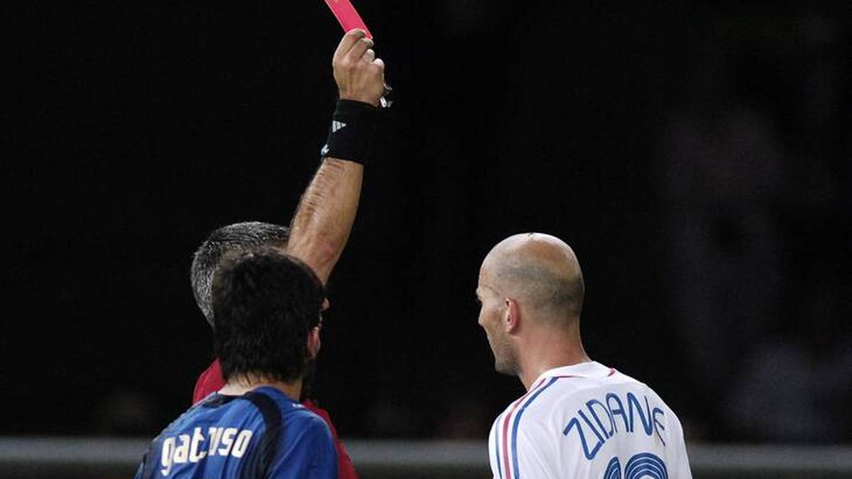 2006: Italien besiegt Frankreich in Deutschland mit 5:3 im Elfmeterschießen. Aufreger im Endspiel in Berlin ist Zinédine Zidanes Rote Karte wegen eines Kopfstoßes in der Verlängerung