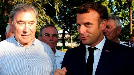 Der französische Präsident Emmanuel Macron mit Eddy Merckx bei der letztjährigen Tour de France