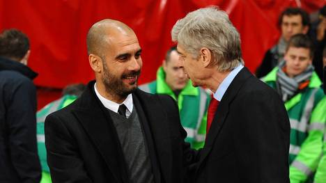 Arsenal's French coach Arsène Wenger (R)