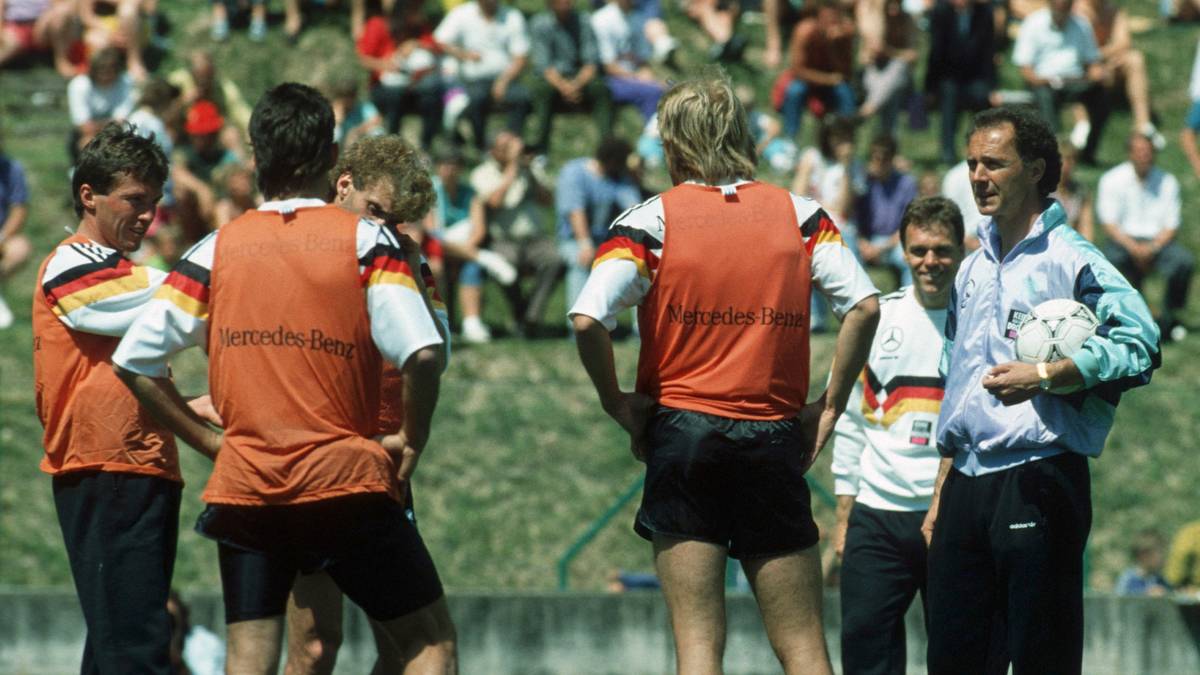 Franz Beckenbauer (r.) schweißte das deutsche Weltmeister-Team 1990 in Kaltern zusammen