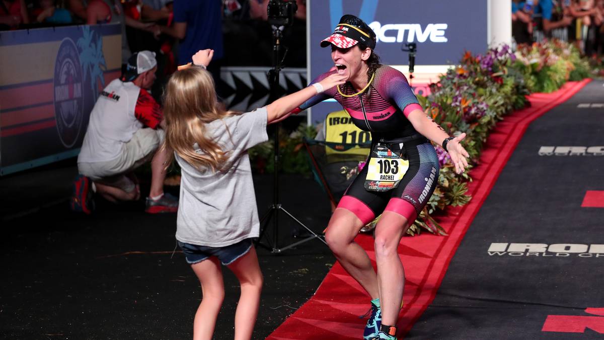 Emotionale Szenen im Ziel gibt es reichlich: So wird Rachel Brenke von ihrer Tochter im Ziel empfangen