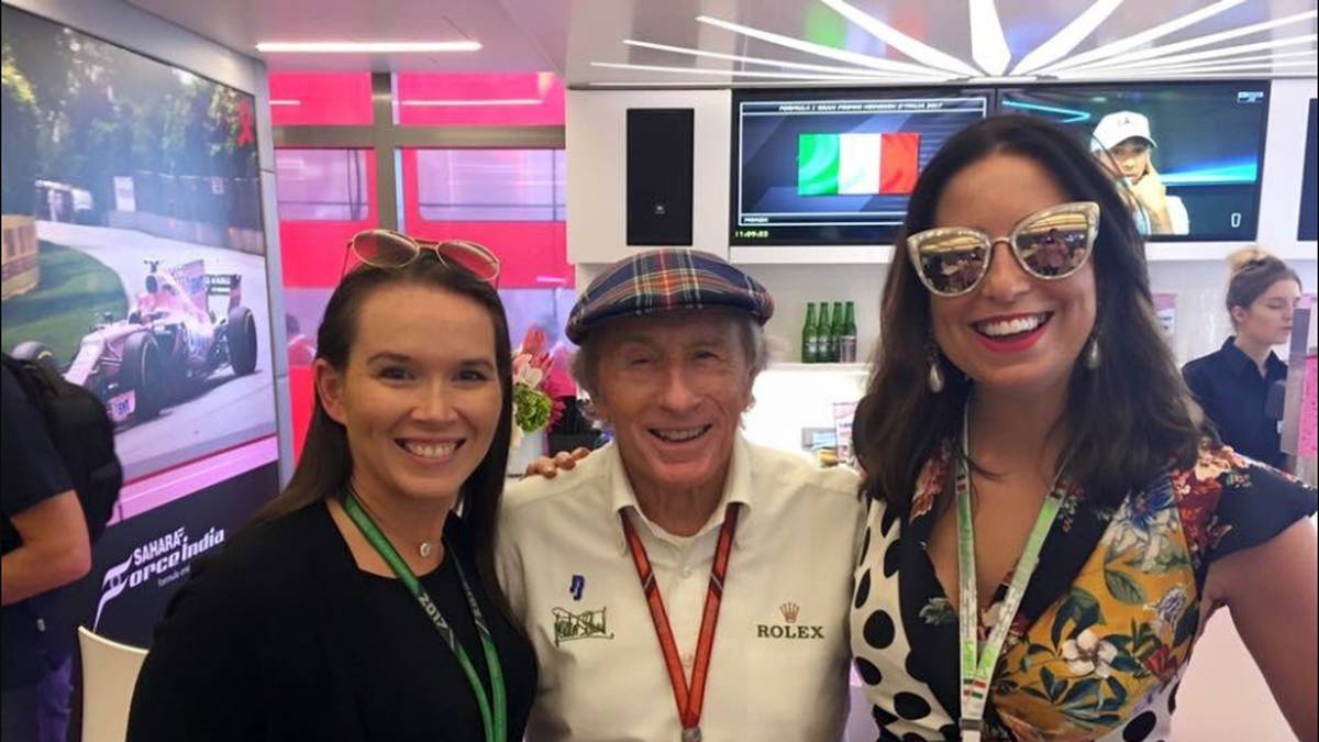 Auch Formel-1-Legende Jackie Stewart, inmitten zweier Damen, schaut vorbei