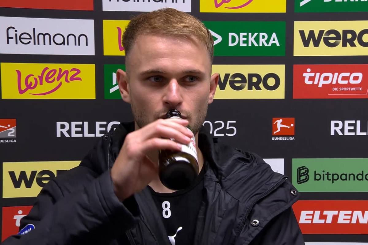 Leonardo Scienza entscheidet die Relegation mit seinem Treffer in letzter Minute und ist direkt nach Abpfiff im Partymodus.