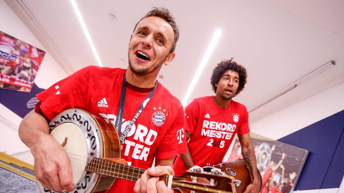 Auch Rafinha erfreut gerne andere, allerdings mit Klängen. Der Brasilianer des FC Bayern hat die Musik im Blut und packt regelmäßig Ukulele und Co. aus, um ein Ständchen zum Besten zu geben - früher am liebsten gemeinsam mit Ex-FCB-Profi Dante