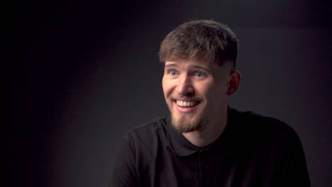 Borussia Dortmund hat Gregor Kobel vom VfB Stuttgart verpflichtet. In seinem Vorstellungsvideo schwärmt der neue BVB-Torhüter von der gelben Wand und erklärt seine Ziele mit den Schwarz-Gelben.