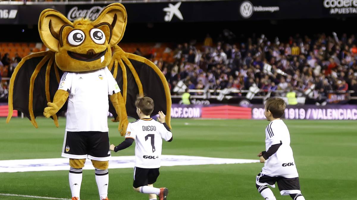 Auch im Vereinslogo ist eine Fledermaus zu finden, daraus resultiert Batscots Geburt. Auch wenn das Maskottchen keine Schönheit ist: Bei den Kindern scheint es gut anzukommen