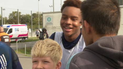 Aktuell kursieren viele Gerüchte um einen Wechsel von Schalke-Shootingstar Assan Ouedraogo. Jetzt spricht er selbst über die Gerüchte. 