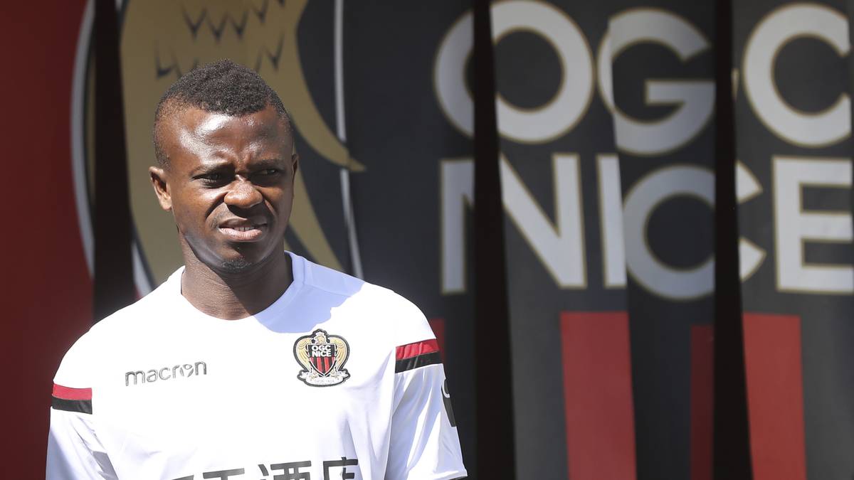JEAN MICHAEL SERI hatte nach eigenen Angaben einen Fünfjahres-Vertrag vom FC Barcelona vorliegen und die Zusage Nizzas, bei einem Angebot über 40 Millionen Euro gehen zu dürfen. Doch davon wollte der Geschäftsführer der Franzosen plötzlich nichts mehr wissen und ließ den Transfer kurzerhand platzen - Seri wütete daraufhin angeblich im Büro der OGC-Bosse