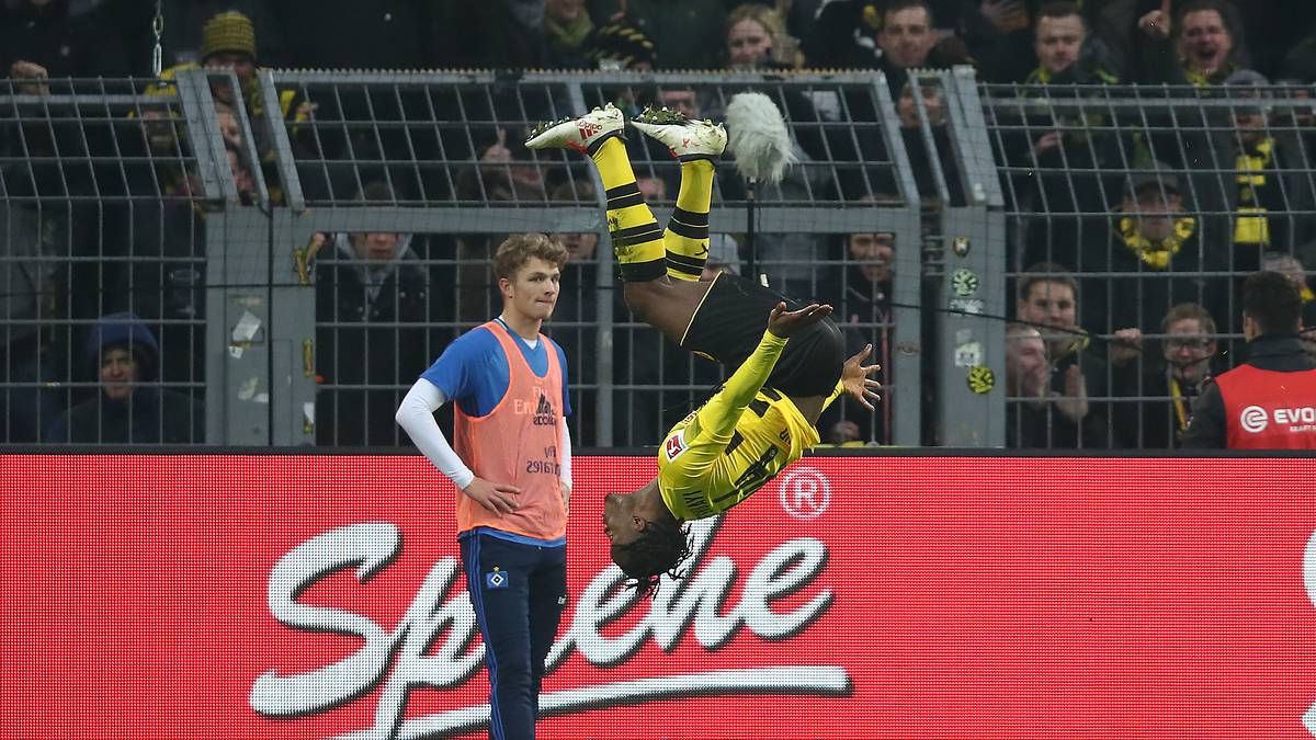 Nach dem erlösenden 1:0 zeigt er ihn, sogar in Kombination mit Flickflack