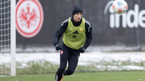 Auf dem Weg zum Training scherzt Frankfurt-Trainer Dino Toppmöller mit den Journalisten. Sein neuer Stürmer stellt sich bei der Eintracht vor.