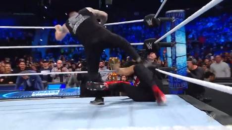 Bei WWE Friday Night SmackDown wird der letzte Gegner von Roman Reigns und der Bloodline bei den "War Games" offenbart - es ist ein alter Bekannter ...