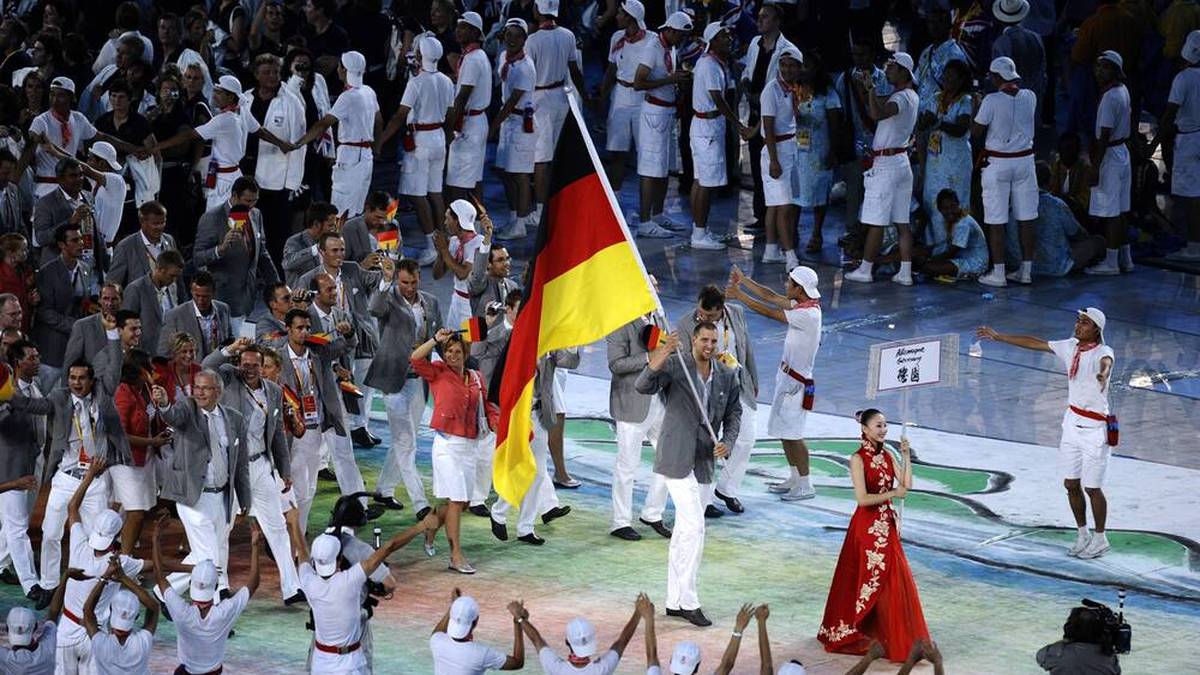 Dirk Nowitzki war die Freude als Fahnenträger deutlich anzusehen