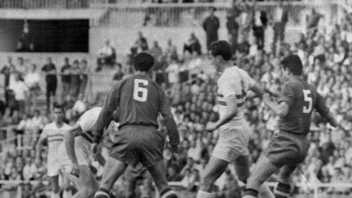 Spanien - Ungarn 2:1 n.V. - Im Eröffnungsspiel gegen Ungarn, das gleichzeitig das erste Halbfinale ist, ziehen die Iberer dank eines Treffers in der Verlängerung ins Finale ein. Dort holen sie vier Tage später sensationell den EM-Titel