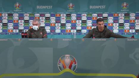 Vor Beginn der Portugal-Pressekonferenz greift CR7 kurzerhand durch und schiebt die Cola-Flaschen beiseite.