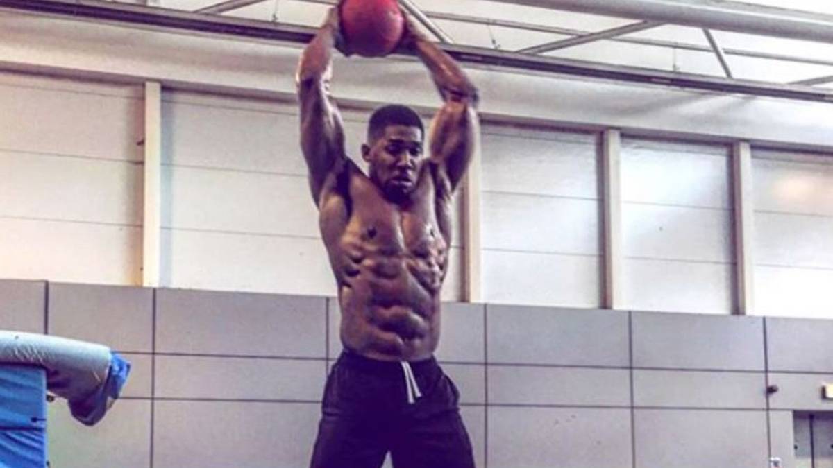 An Joshuas Fitness gibt es jedenfalls angesichts solcher Bilder keine Zweifel. 1,98 Meter, knapp 110 Kilo - und jeder Muskel bis in die letzte Faser trainiert. Kein Vergleich zu einem Tyson Fury