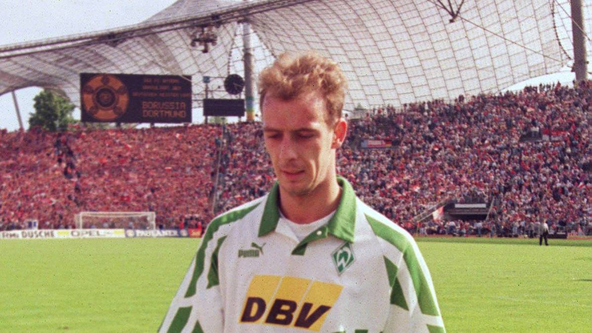Werders Star-Spieler Mario Basler blieb enttäuscht zurück. Erst als er im Jahr darauf selbst zu den Bayern wechselte, erreichte er Meister-Ehren