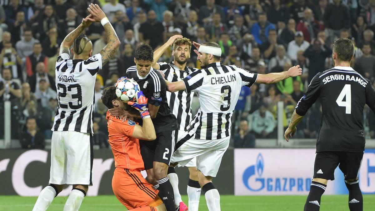 Aber Chiellini ist ein ganz harter Hund, mit einem blutigen Turban hilft er mit, das 2:1 über die Zeit zu bringen