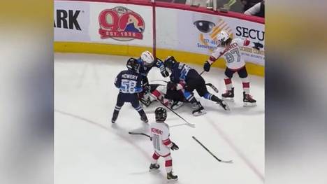 In der 2. Eishockey-Liga in den USA kommt es zu dieser Prügelei zwischen Kindern. Plötzlich fiebert das ganze Stadion mit. 