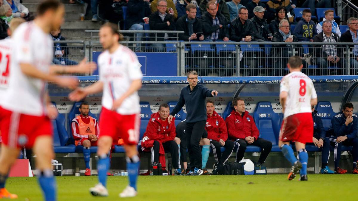 HSV-Interimstrainer Peter Knäbel verlor im April 2015 zuhause 0:2 gegen den VfL Wolfsburg