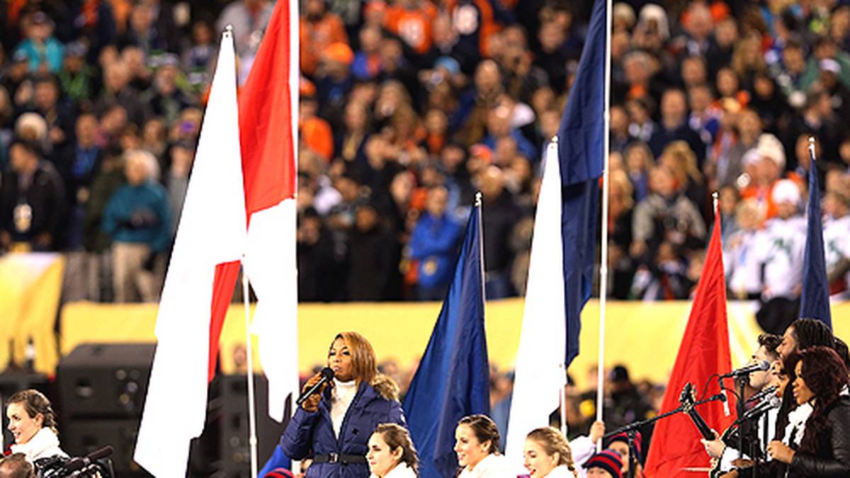 Zunächst singt Queen Latifah aber noch "America the beautiful"