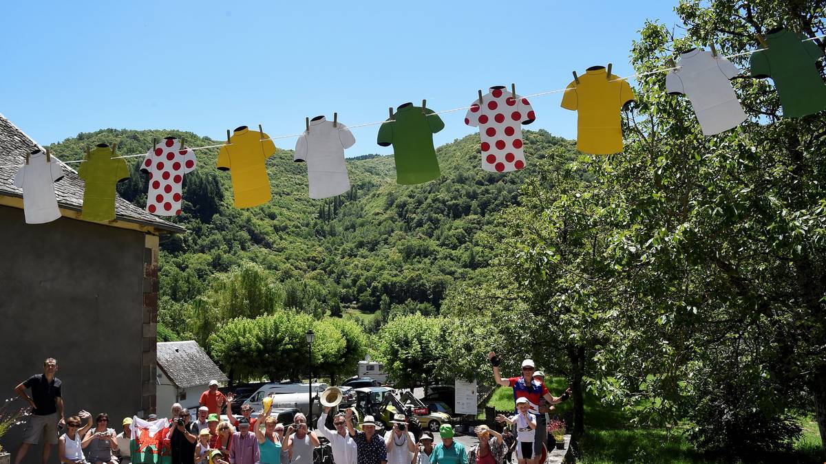 Die Fans zeigen sich auf der sechsten Etappe wieder von ihrer kreativsten Seite. Die verschiedenen Trikots der Tour hängen hier an einer Art Wäscheleine