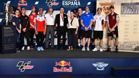 Jorge Lorenzo named MotoGP? Legend. The five-time World Champion is inducted into the Hall of Fame at Jerez Angel Nieto Circuit, Jerez, Cadiz, April 30, 2022 L-R: Takaaki Nakagami , Dani Pedrosa, Jack Miller , Max Biaggi, Pecco Bagnaia, Jorge Martin , Carmelo Ezpeleta, Lorenzo, Lorenzo s mother Maria, Pedro Acosta, Alex Rins , Marc Marquez , Tony Arbolino Jorge Lorenzo nombrado Leyenda de MotoGP?. El cinco veces Campeón del Mundo es incluido en el Salón de la Fama del Circuito de Jerez Ángel Nieto, Jerez, Cádiz, 30 de abril de 2022 POOL MotoGP.com Cordon Press Images will be for editorial use only. Mandatory credit: MotoGP.com Cordon Press *** Jorge Lorenzo named MotoGP? Legend The five time World Champion is inducted into the Hall of Fame at Jerez Angel Nieto Circuit, Jerez, Cadiz, April 30, 2022 L R Takaaki Nakagami , Dani Pedrosa, Jack Miller , Max Biaggi, Pecco Bagnaia, Jorge Martin , Carmelo Ezpeleta, Lorenzo, Lorenzo s mother Maria, Pedro Acosta, Alex Rins , Marc Marquez , Tony Arbolino Jorge Lorenzo named MotoGP? Legend The five-time World Champion is inducted into the Angel Nieto Jerez Circuit Hall of Fame, Jerez, Cádiz, April 30, 2022 POOL MotoGP com Cordon Press Images will be for editorial use only Mandatory credit MotoGP com Cordon Press PUBLICATIONxNOTxINxESPxFRA