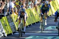 Bei der Tour de France wird Jasper Philipsen für eine Behinderung von Landsmann Wout van Aert hart bestraft - im Kampf ums Grüne Trikot wird er weit zurückgeworfen.