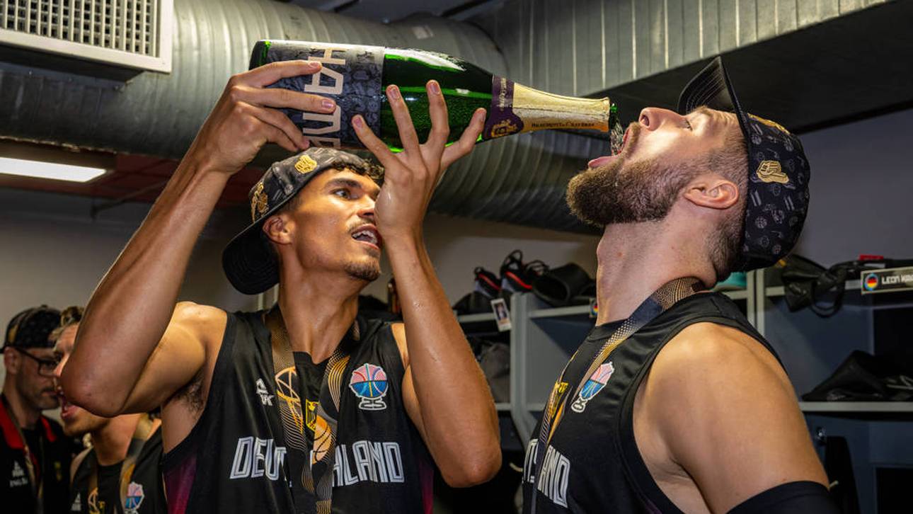 Leon Kratzer (r.) feiert im Sommer den EM-Titel 
