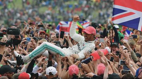 Altersfreigabe: 12 I Lewis Hamilton macht Jagd auf die die einst unerreichbar scheinenden Rekorde des großen Michael Schumacher. Der Weg dahin aber war steinig und schwer. Der Brite genoss eine harte Erziehung und hatte eine schwierige Beziehung zu seinem Vater. Außerdem der dreimalige F1-Champion Niki Lauda, der beim GP von Deutschland 1977 einen schrecklichen Feuerball-Crash überlebte und nur sechs Wochen später erneut Rennen fuhr.