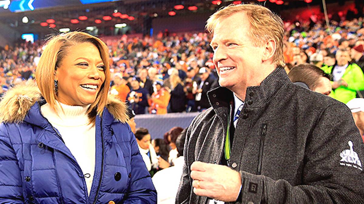 NFL-Boss Roger Goodell macht im Übrigen sein Versprechen wahr. Er sitzt wie ein ganz normaler Zuschauer im Freien auf der Tribüne
