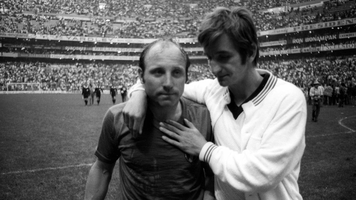 Eigentlich hatte er 1968 schon seinen Rücktritt von der Nationalmannschaft erklärt, für die WM 1970 reaktiviert Bundestrainer Helmut Schön "Uns Uwe" aber noch einmal. Mit Erfolg: Fürs DFB-Team geht es bis ins Halbfinale, erst nach dem Jahrhundertspiel gegen Italien ist Schluss