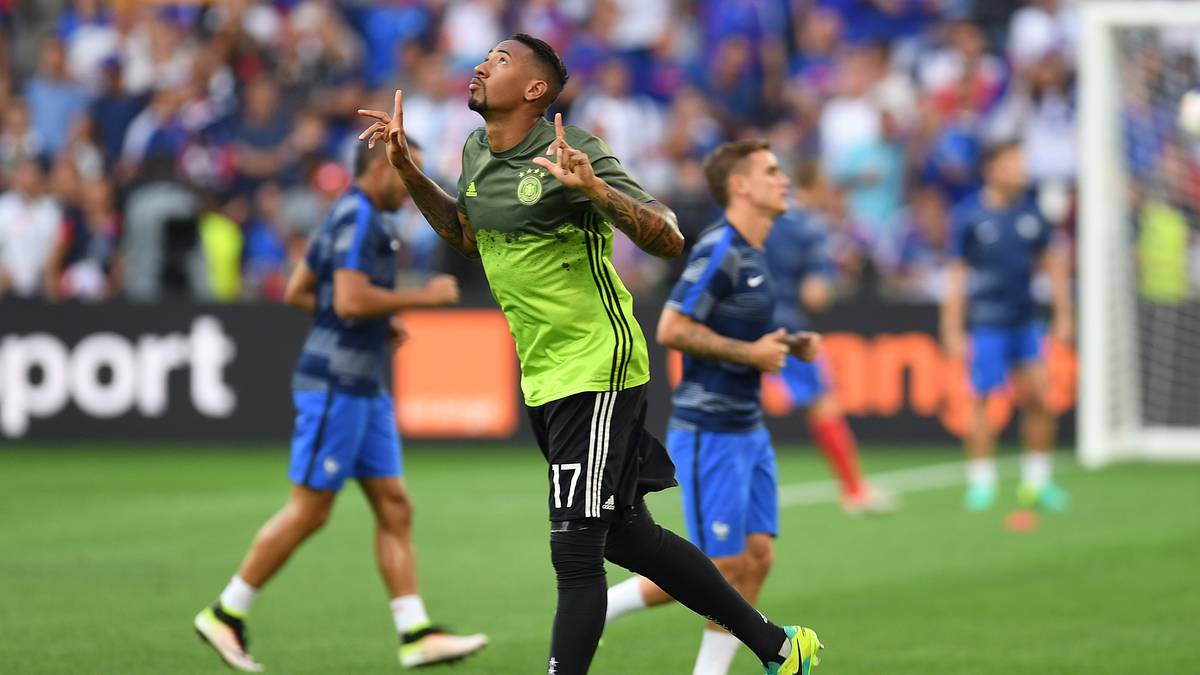 Jerome Boateng schickt vor dem Aufwärmen einen Gruß nach oben. Oder probt er bereits für einen späteren Torjubel?