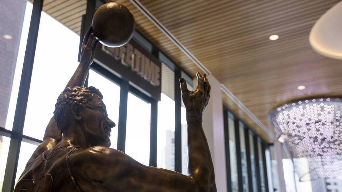 In Minneapolis wurde zu Ehren von George Mikan eine Statue errichtet