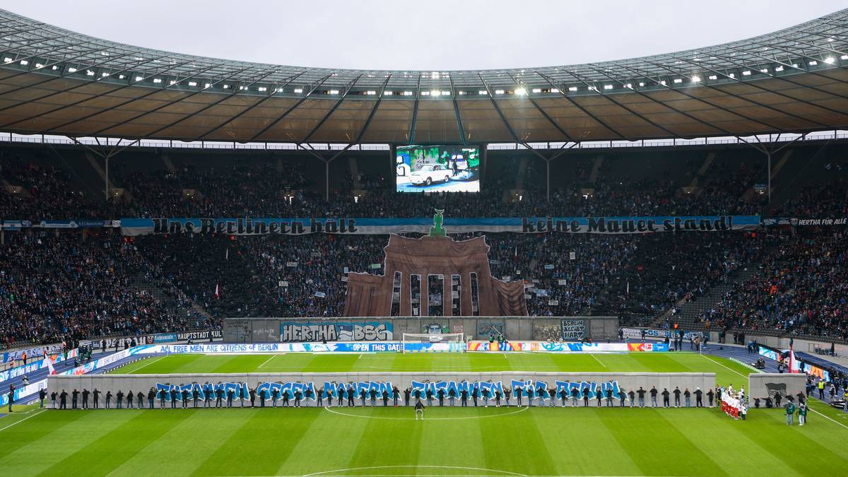 Auch die Fans gedenken des Mauerfalls mit einer Choreo. Das Brandenburger Tor, mitten im Berliner Olympiastadion