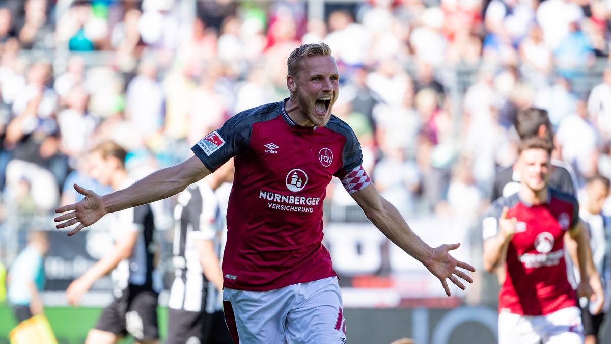 Dann erlöst Hanno Behrens die mitgereisten Club-Fans. Nach einer Ecke staubt der Kapitän ab