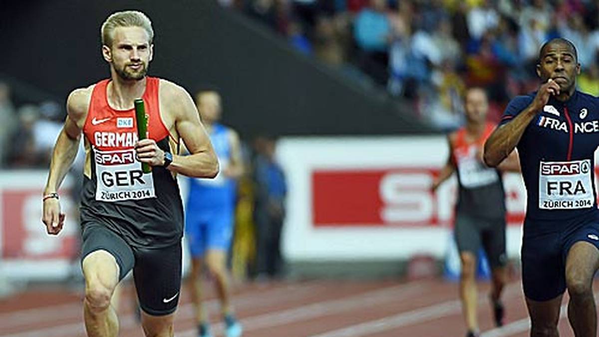 Besser machen es die Männer: Das Quartett unterstreicht seine Medaillen-Ambitionen, die Staffel zieht als Vorlaufschnellste ins Finale am Sonntag ein 