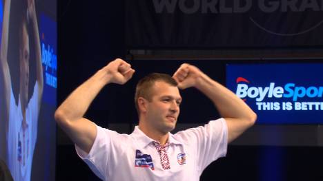 Mardas Razma sorgt beim Darts World Grand Prix für eine große Überraschung. Er bezwingt Daryl Gurney souverän mit 3:1 und zieht damit ins Viertelfinale ein.