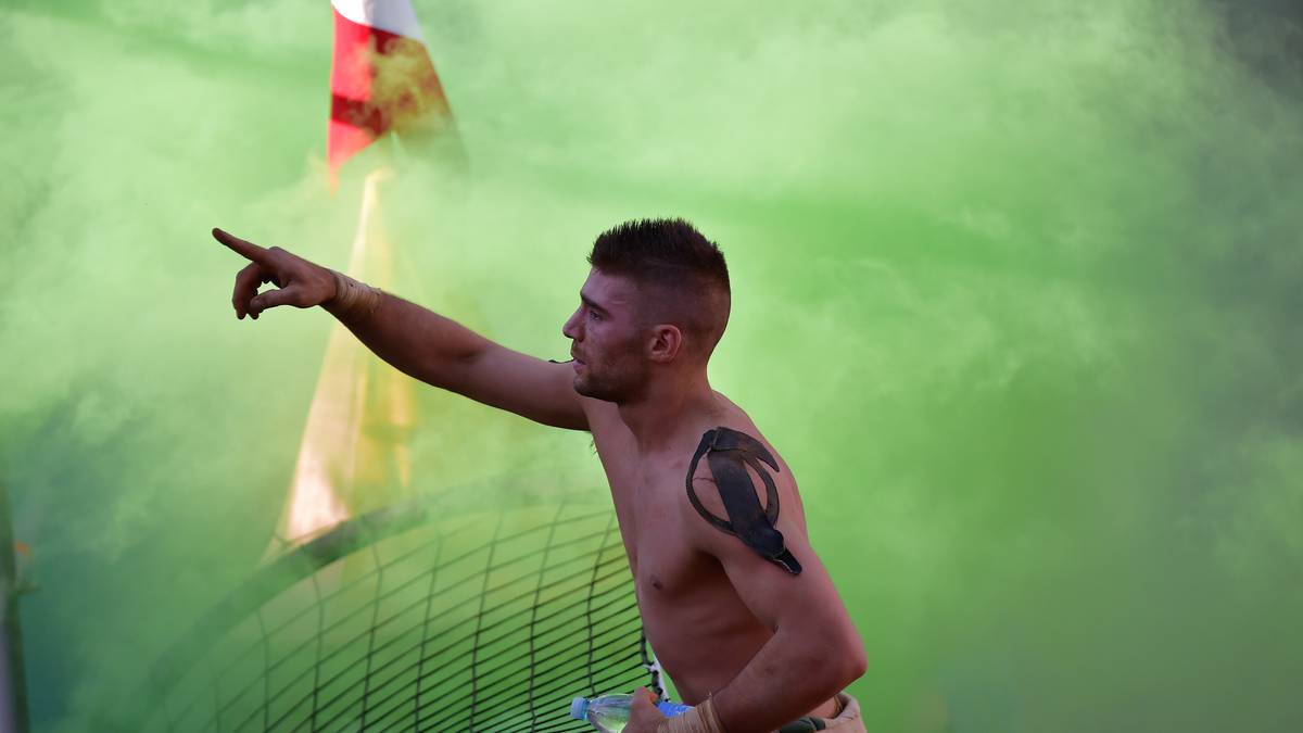 Es gibt vier Mannschaften aus vier historischen Vierteln der Stadt, die gegeneinander antreten: Azzurri (die Blauen aus Santa Croce), Rossi (die Roten aus Santa Maria Novella), Bianchi (die Weißen aus Santo Spirito) und Verdi (die Grünen, aus San Giovanni)