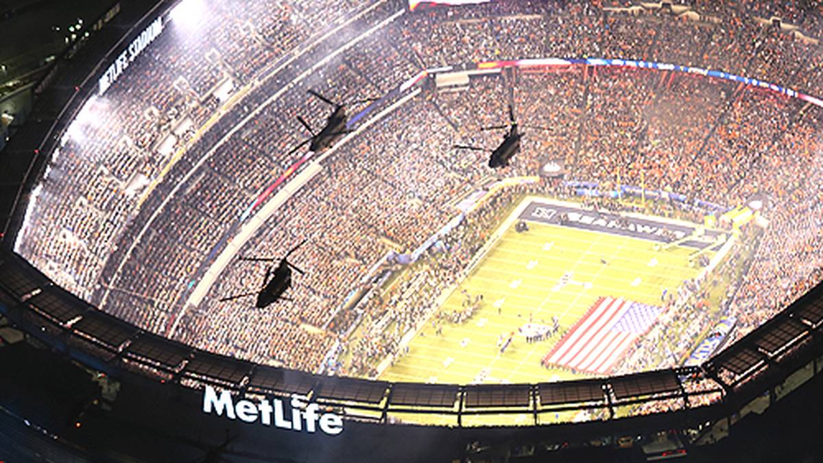 Der Flyover darf nicht fehlen und wird diesmal von Kampfhubschraubern durchgeführt