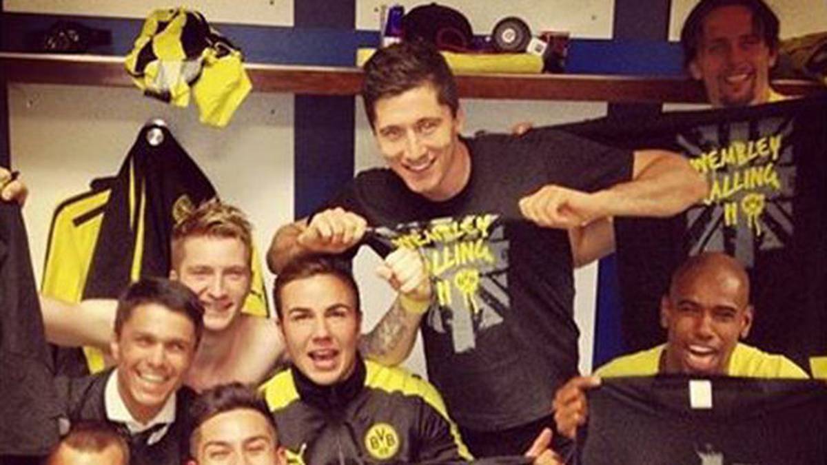 Goalgetter Lewandowski leistet ebenfalls einen entscheidenden Beitrag, dass die Borussia 2013 den Einzug ins Endspiel der Champions League schafft. Den Erfolg gegen Real Madrid im Halbfinale zelebrieren Lewandowski und seine damaligen Mitspieler in der Kabine