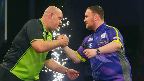 Luke Littler (r.) trifft im Finale der Darts-WM 2025 auf Michael van Gerwen