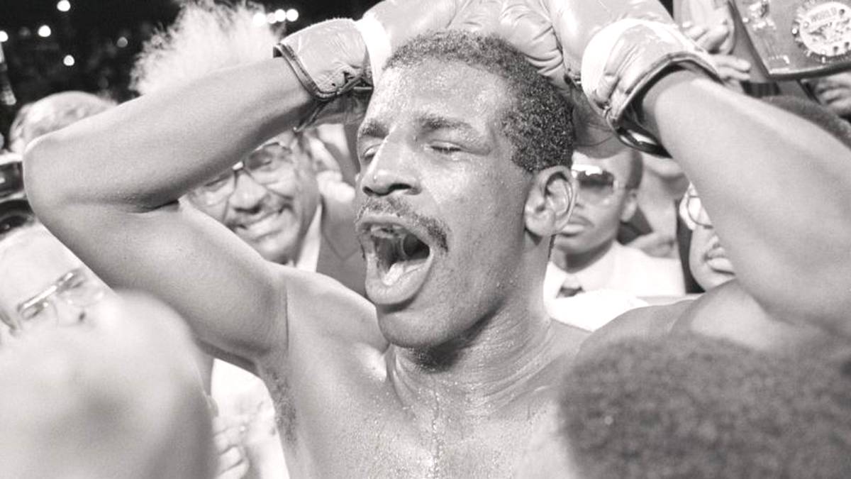 MICHAEL SPINKS: Nach 48 Siegen in Folge unterlag Holmes völlig überraschend Spinks. Das Urteil ist umstritten, einige vermuten bis heute sogar Absicht, damit Holmes nicht den 49:0-Rekord von Rocky Marciano einstellen konnte